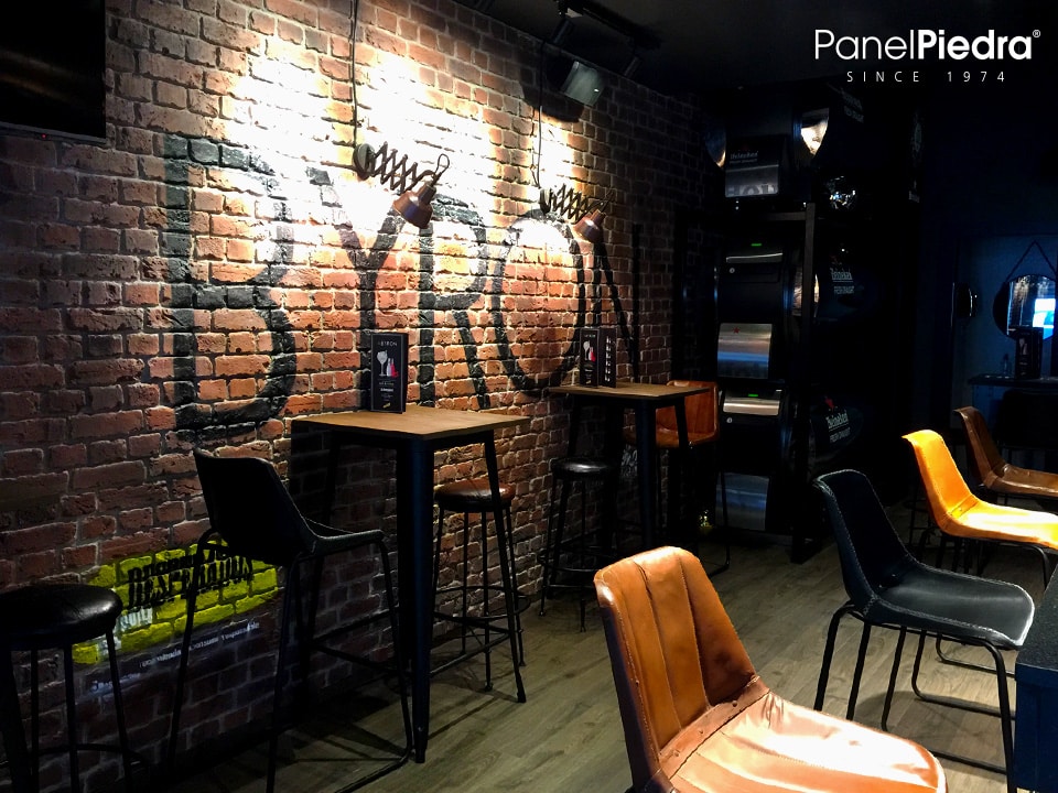 Paneles imitación ladrillo en la decoración de una Cervecería