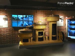 Un museo con paneles imitación Ladrillo