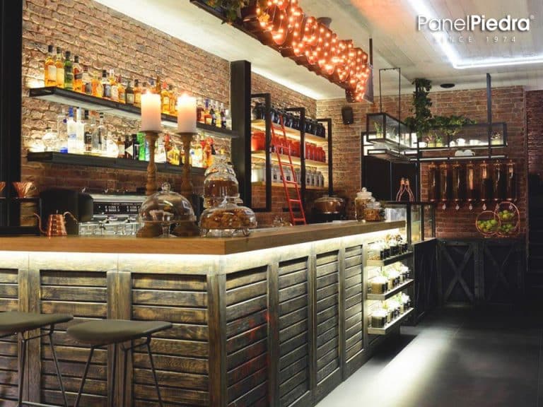 Un bar con Paneles de ladrillo industrial