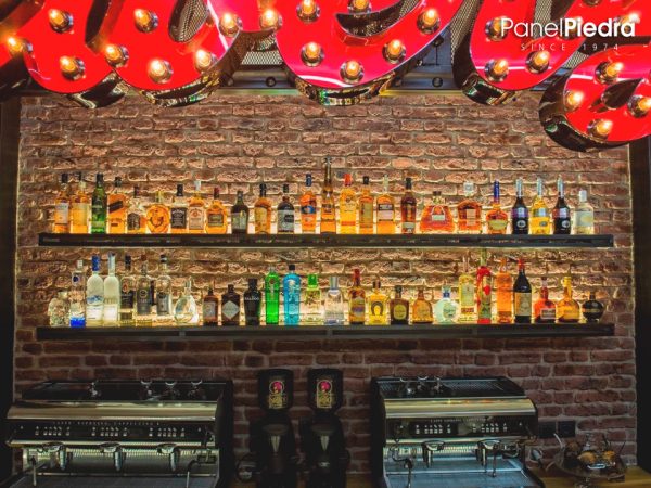 Ideas para decorar barras de bar | Panel Piedra