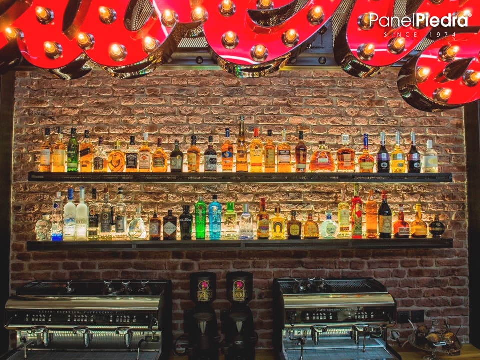 Paneles de ladrillo industrial en una barra de bar
