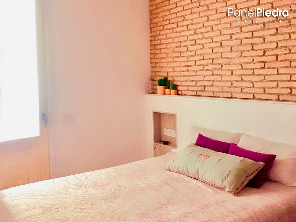 Paredes con paneles de ladrillo rustico en dormitorio