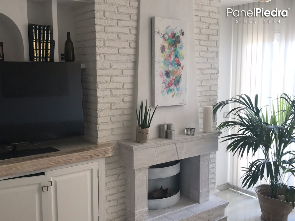 Paneles de ladrillo blanco minimalista en una vivienda