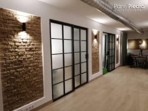 Paneles de ladrillos en un pasillo de una vivienda