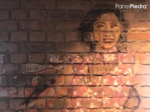 Grafitis en paneles que imitan ladrillo