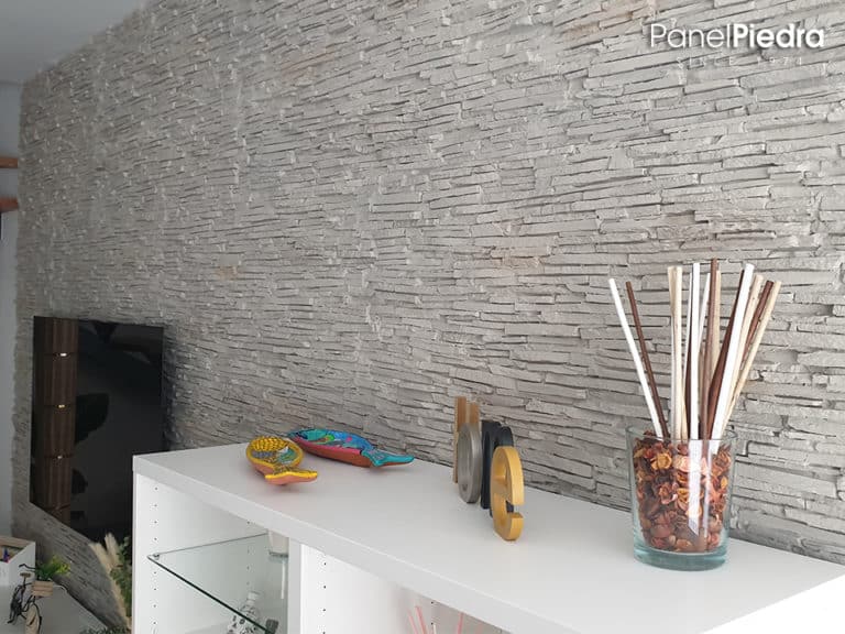 Pared de un Salon con Paneles de Pizarra PanelPiedra