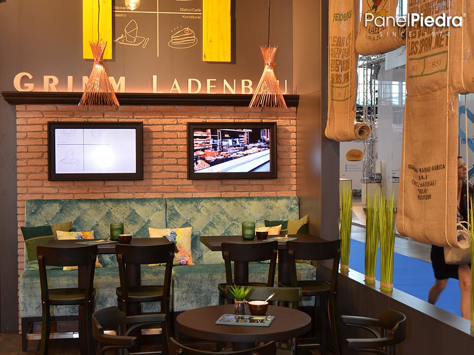 Un restaurante decorado con paneles de ladrillo rústico