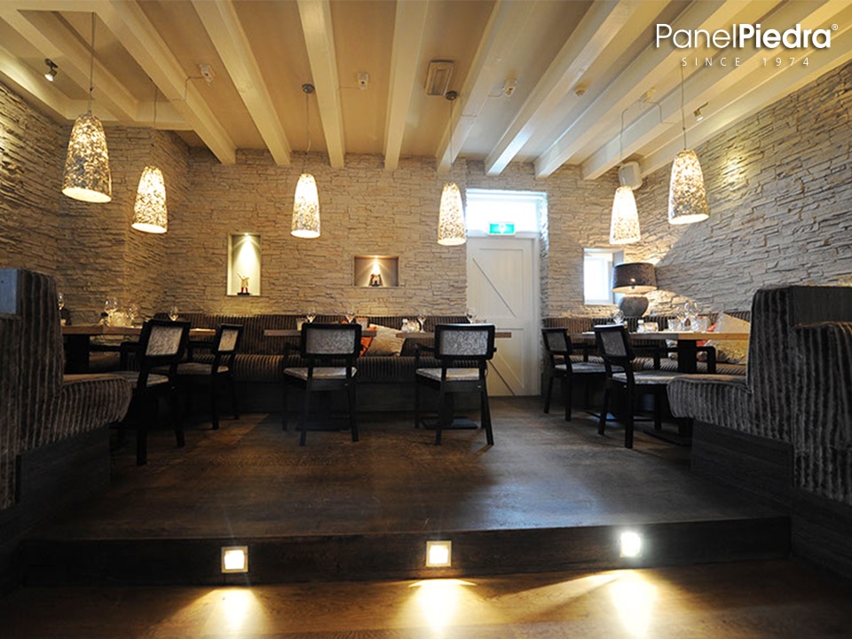 Restaurante Decorado con Paneles de Piedra