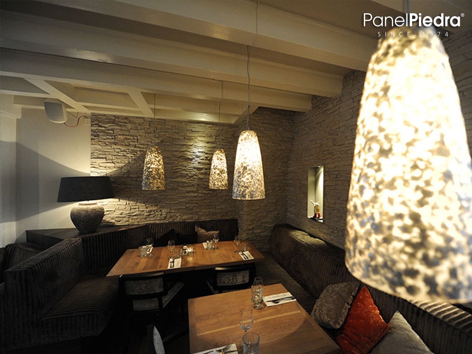 Restaurante Decorado con Paneles de Piedra