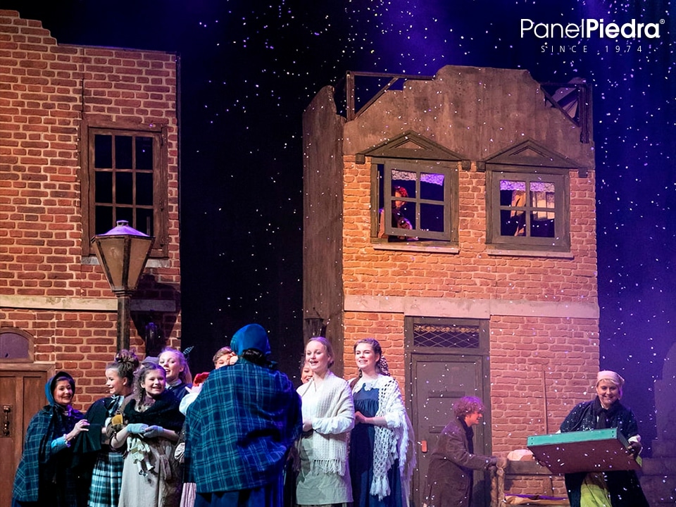 revestimiento con paneles de ladrillo rústico en un teatro