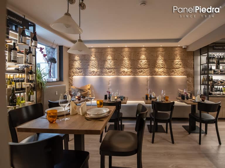 Paneles de Piedra en la Decoración de un Restaurante