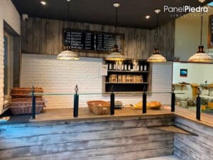 Pizzería Italiana decorada con paneles de ladrillo rustico blanco