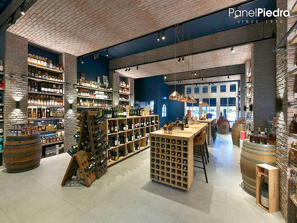 Una licorería con paneles de ladrillo