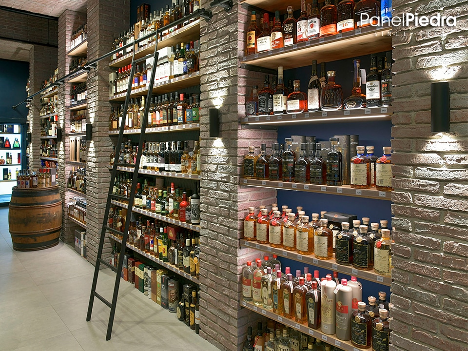 Una licorería con paneles de ladrillo