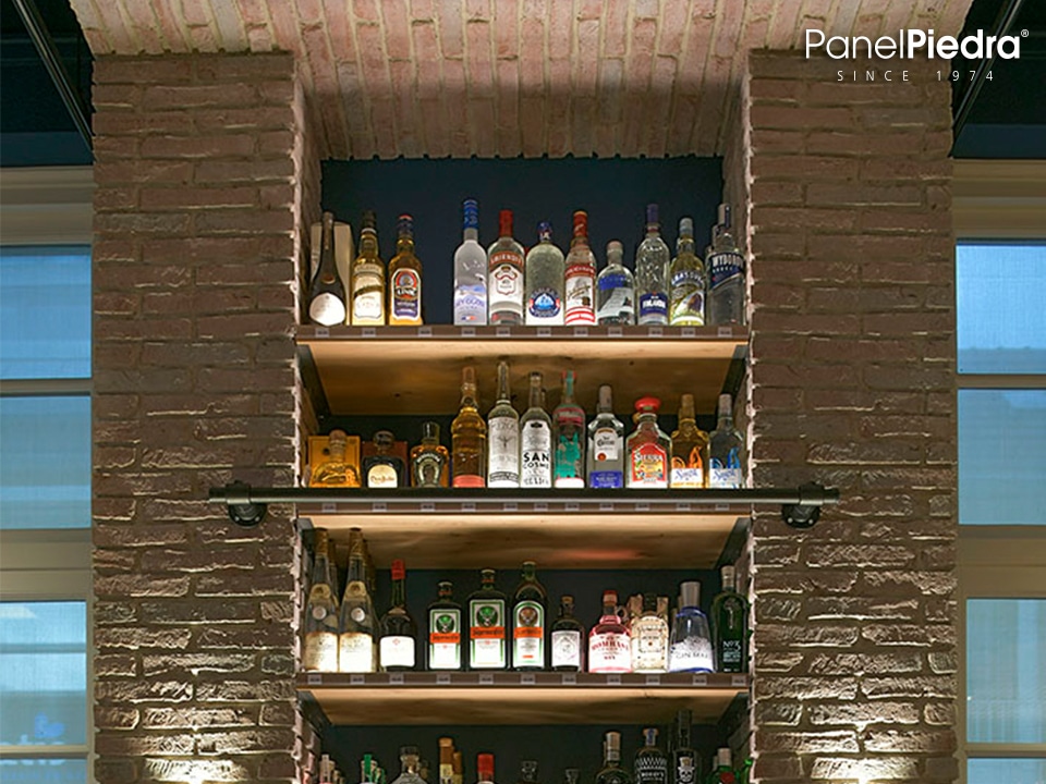 Una licorería con paneles de ladrillo