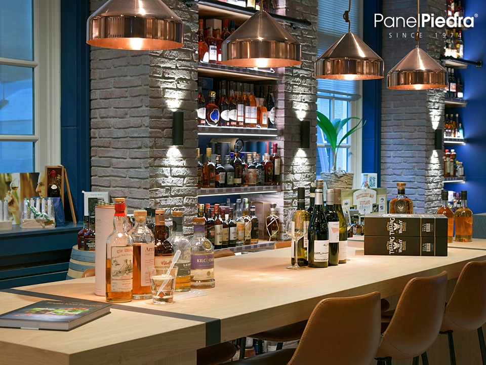 Una barra de un bar con paneles de ladrillo
