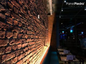 Paneles decorativos que imitan ladrillo antiguo en un restaurante