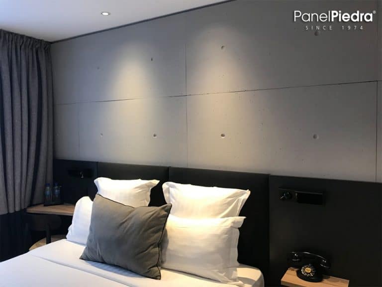 Paneles imitación cemento en un Hotel