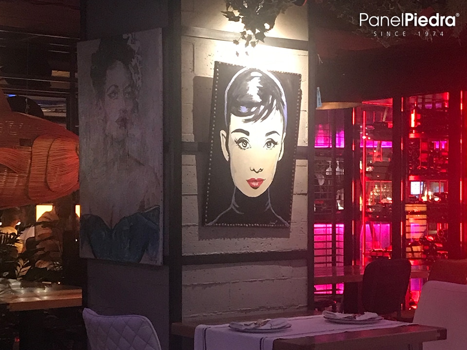 Paredes con Paneles de Cemento en un Restaurante.