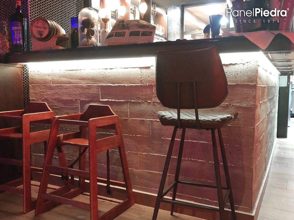 Paredes con Paneles de Cemento en un Restaurante.