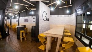 Planchas de ladrillo rústico blanco en un restaurante