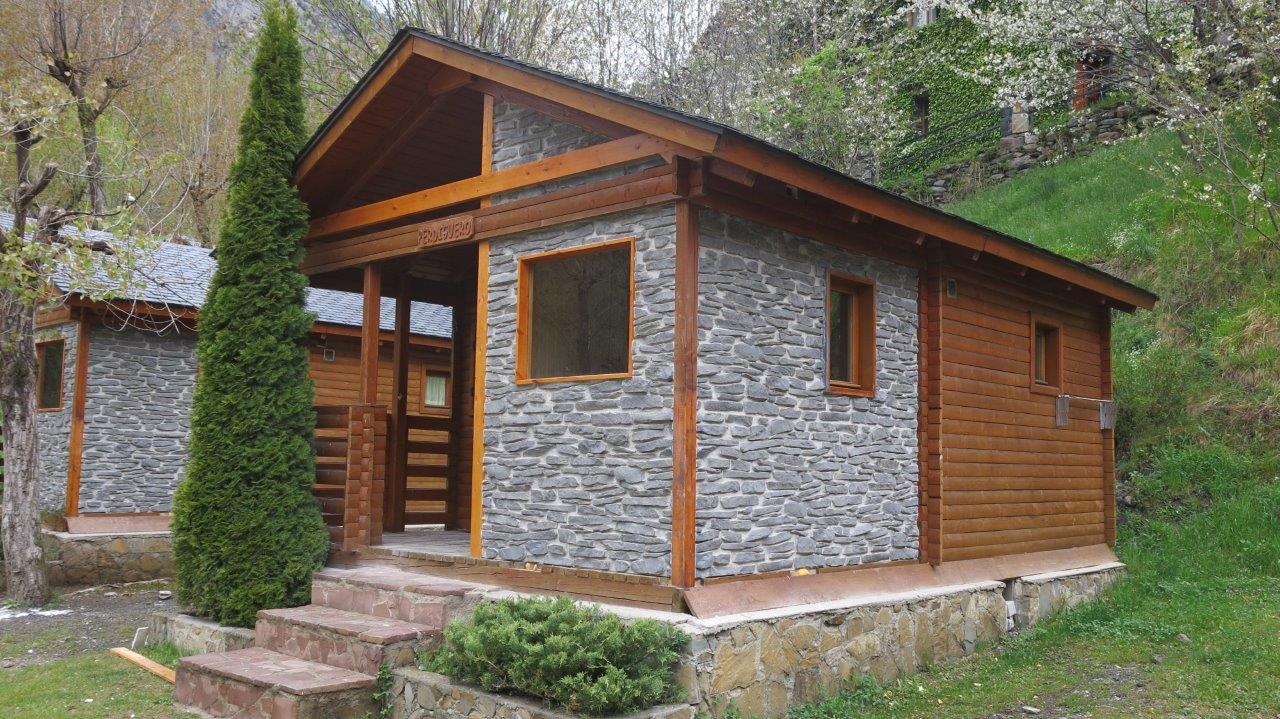 REVESTIMIENTO DE PARED IMITACIÓN A PIEDRA. PANEL PIEDRA EN UN CAMPING