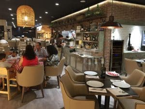 Paneles imitación ladrillo en una cafetería