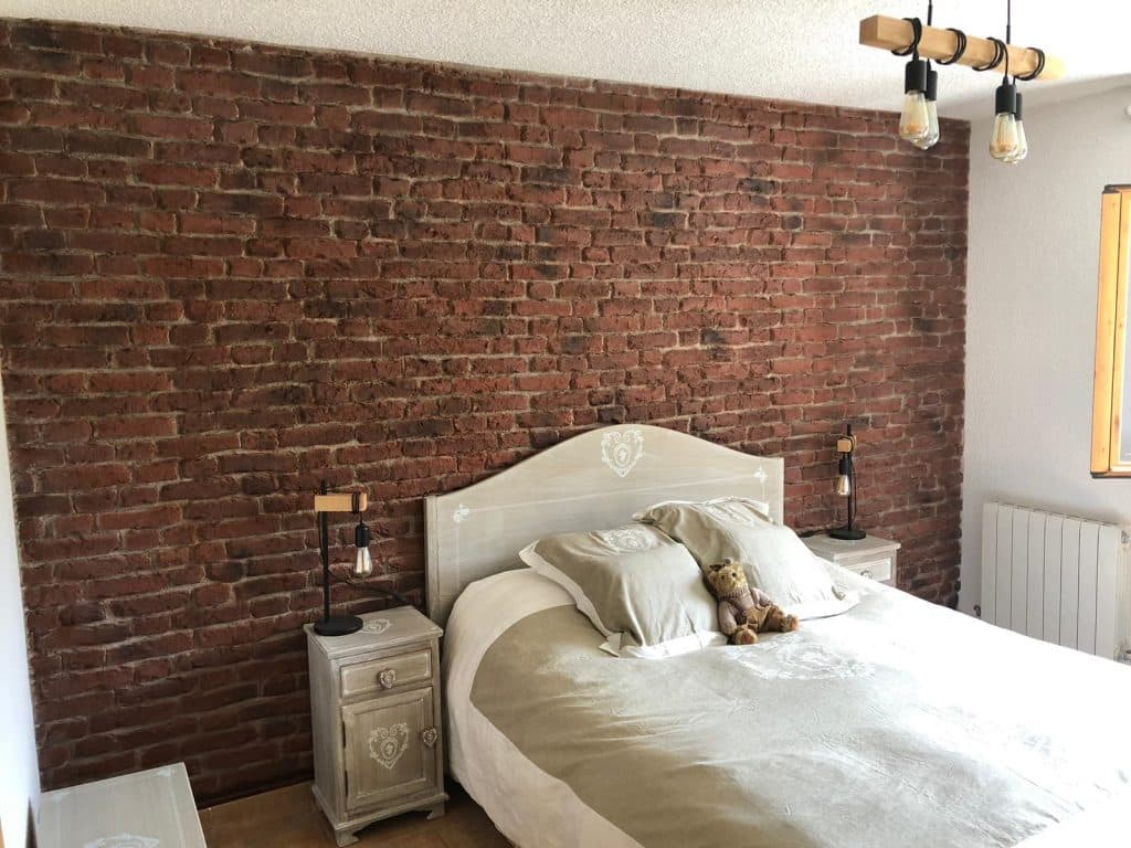 Pared de Dormitorio con Paneles de ladrillo — brick-effect panels by PanelPiedra®
