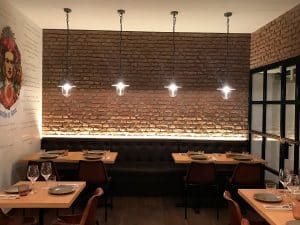 Un restaurante decorado con paneles que imitan ladrillo