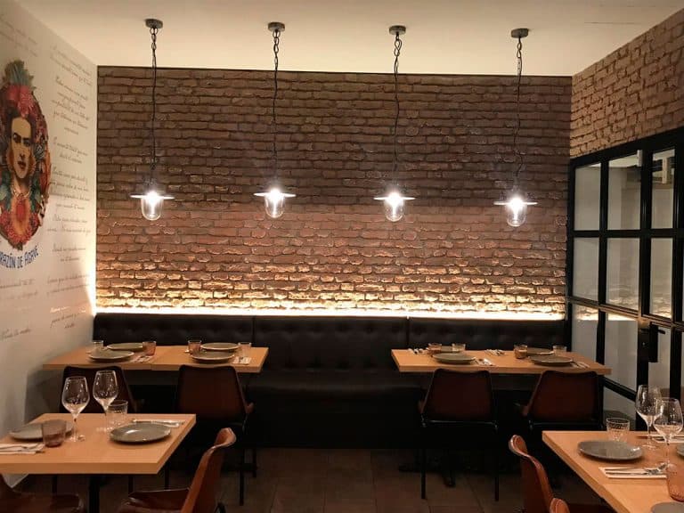 Restaurante con Paredes imitación ladrillo