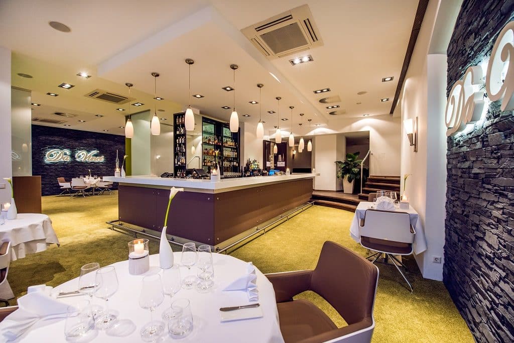 Bonito Restaurante con Paneles de Piedra — stone-effect panels by PanelPiedra®