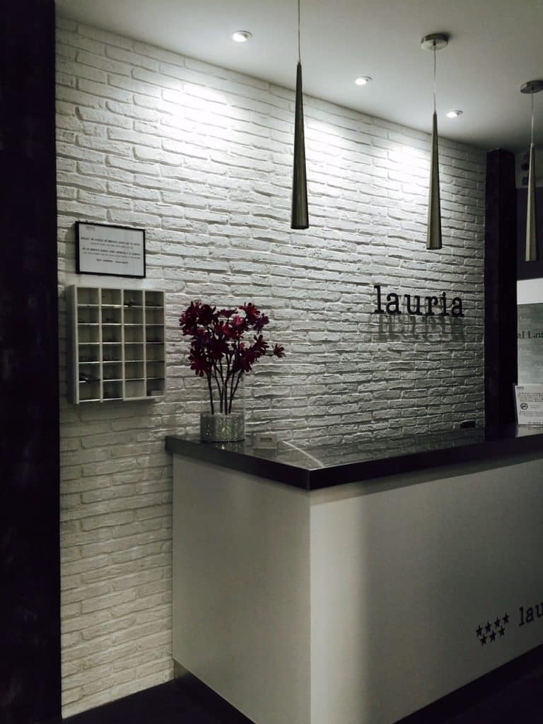 Hotel con Paneles Imitación Ladrillo — brick-effect panels by PanelPiedra®