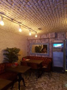Paredes con Paneles de ladrillo rústico blanco en un restaurante
