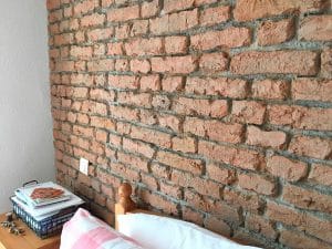 cabecero de cama con paneles imitación ladrillo
