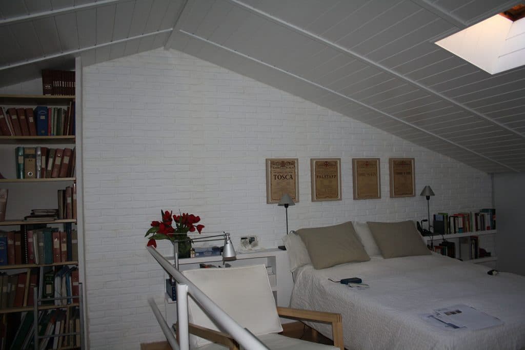 Atico Decorado con paneles de ladrillo blanco — brick-effect panels by PanelPiedra®