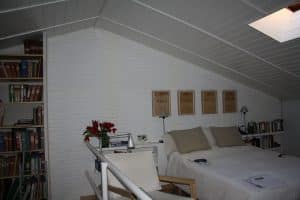 Paneles de ladrillo rústico blanco en un cabecero de cama