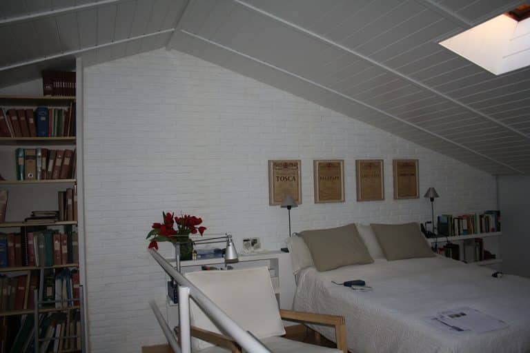 Atico Decorado con paneles de ladrillo blanco