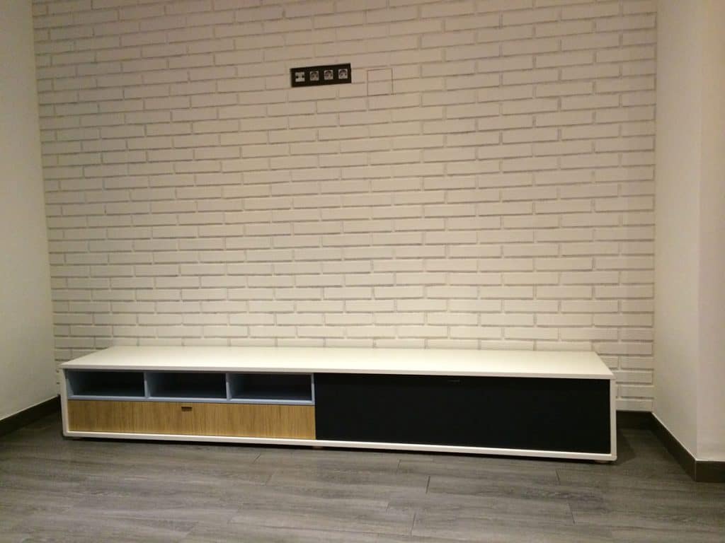 Pared de Salón con paneles ladrillo caravista blanco — brick-effect panels by PanelPiedra®