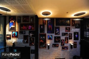 Paneles de ladrillo viejo en una pared de un bar