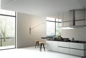 Panel decorativo LOUN imitación cemento en una pared interior de una cocina, salón, entrada, hotel, oficina o franquicia.