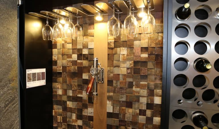 Paneles decorativos de madera en un bar Restaurante