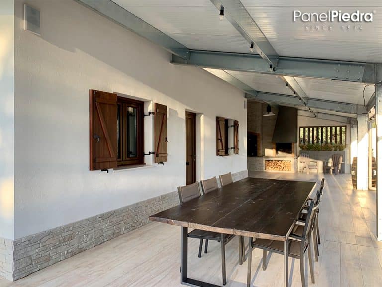 Casa de Campo con Paneles de Piedra