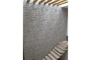 Patio Interior con Paneles de Piedra