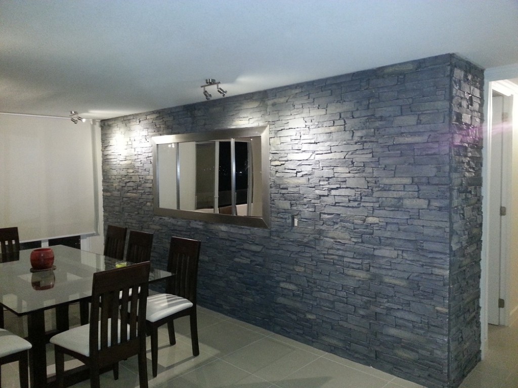 Salón de una Vivienda con Paneles de Piedra — stone-effect panels by PanelPiedra®