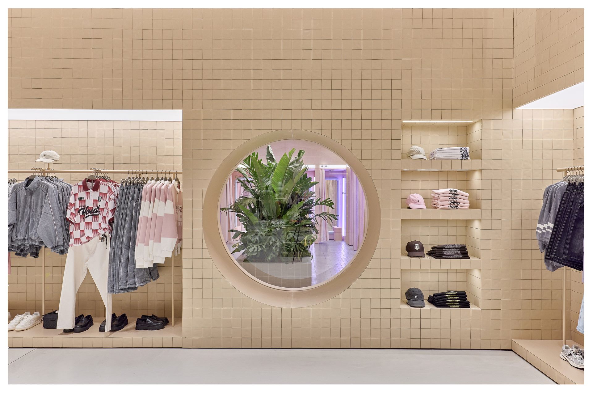 Tienda Bershka São Paulo con paneles decorativos a medida de PanelPiedra®