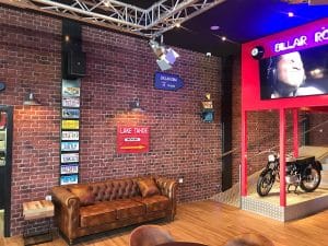 Un grill con paneles decorativos imitación ladrillo rústico