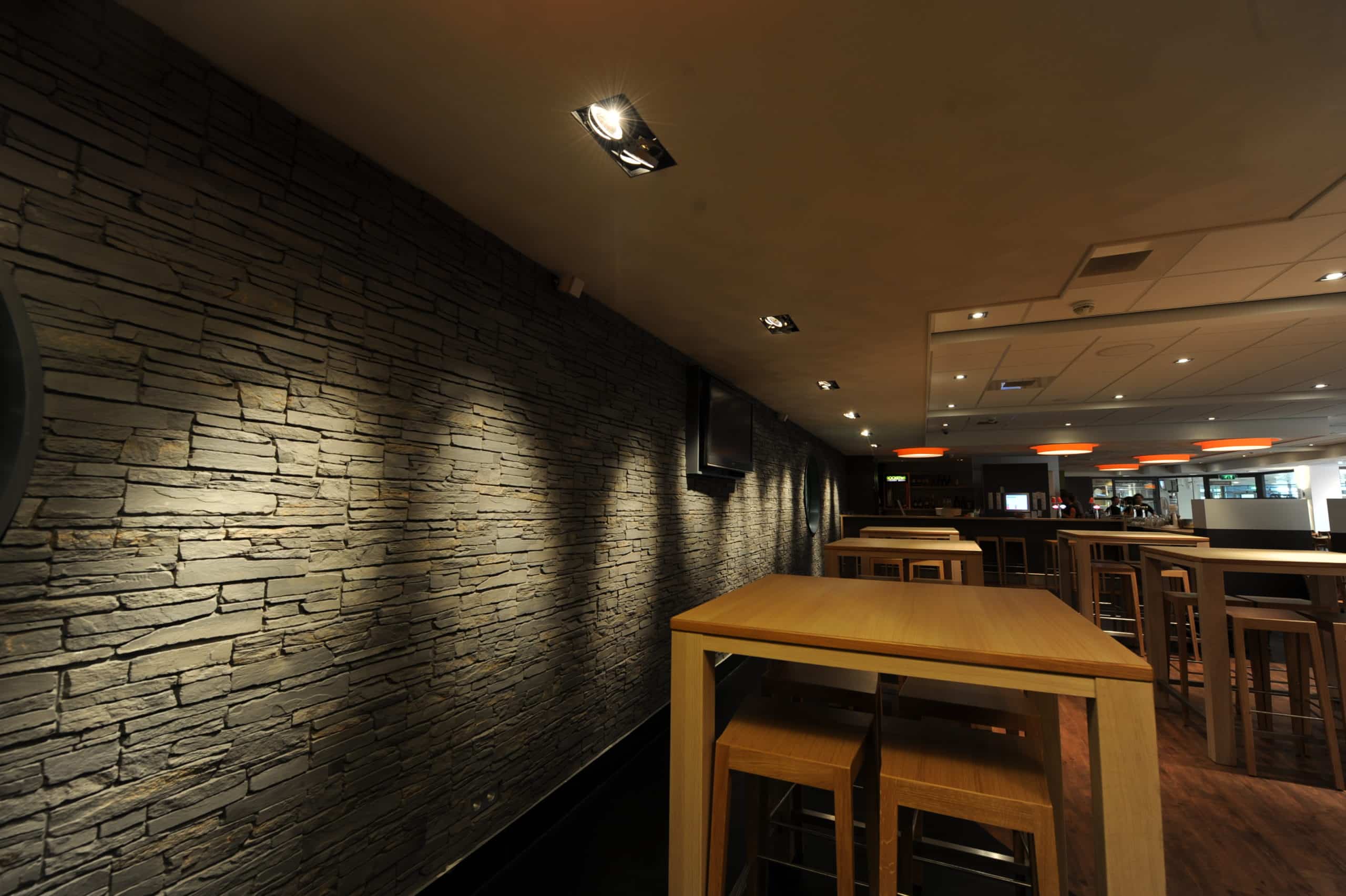 Revestimiento de pared imitación a piedra. Paneles de poliuretano. Paneles decorativos.