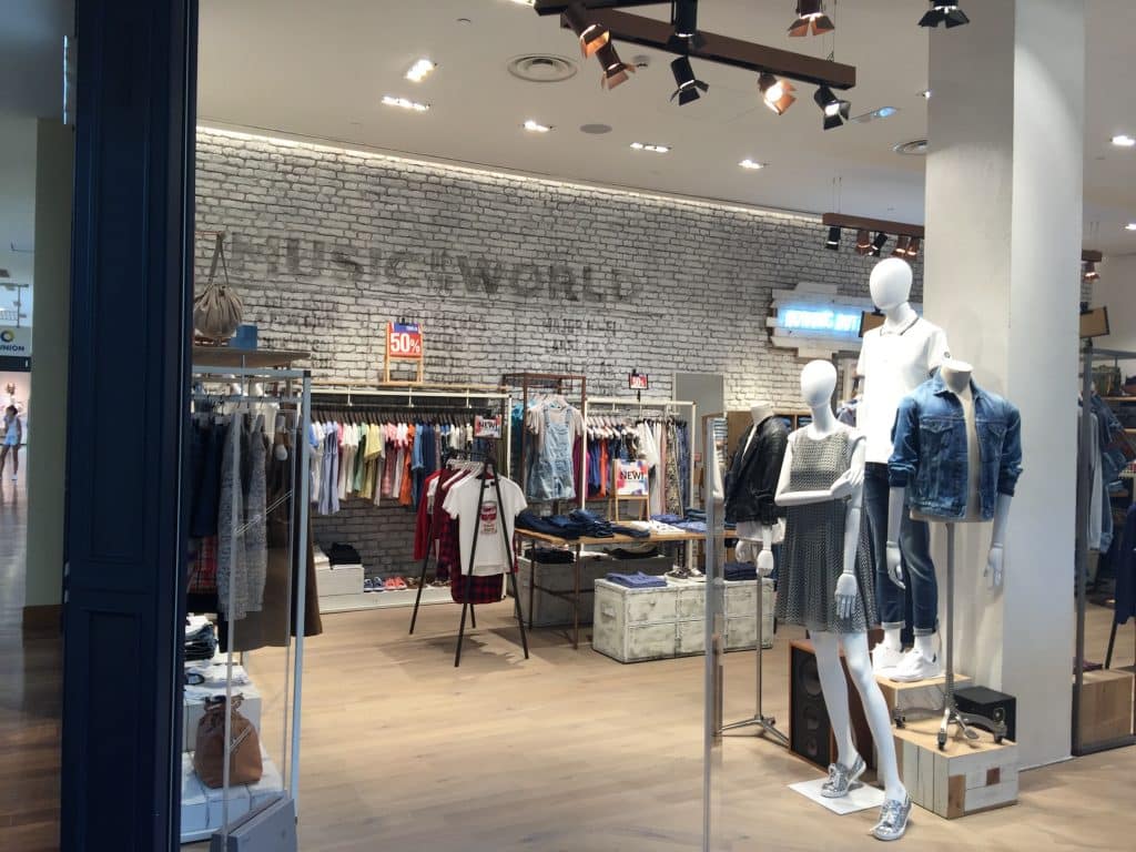 Tienda de Ropa con Paneles que Imitan Ladrillo — brick-effect panels by PanelPiedra®