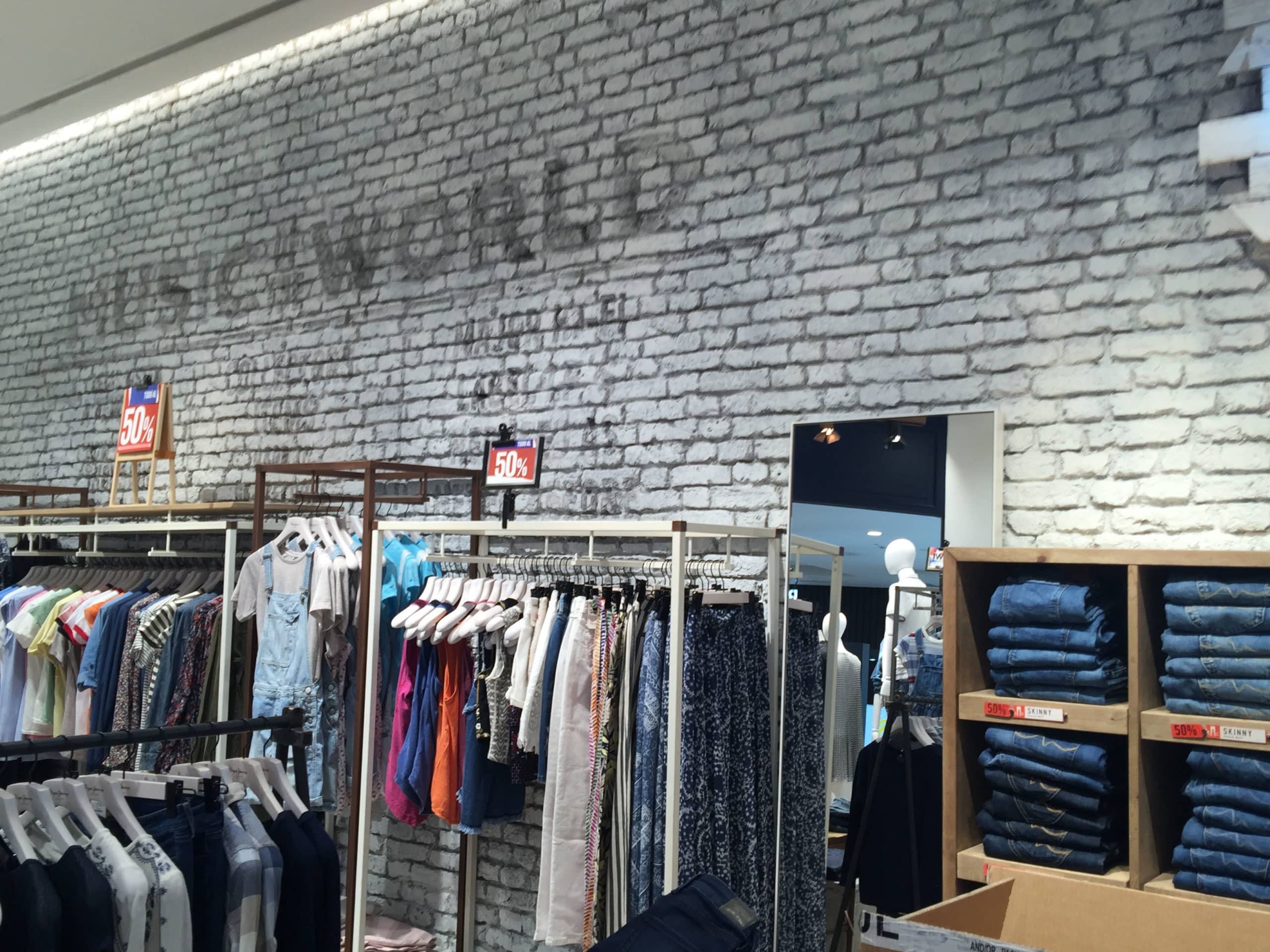 paneles que imitan ladrillo blanco en una tienda
