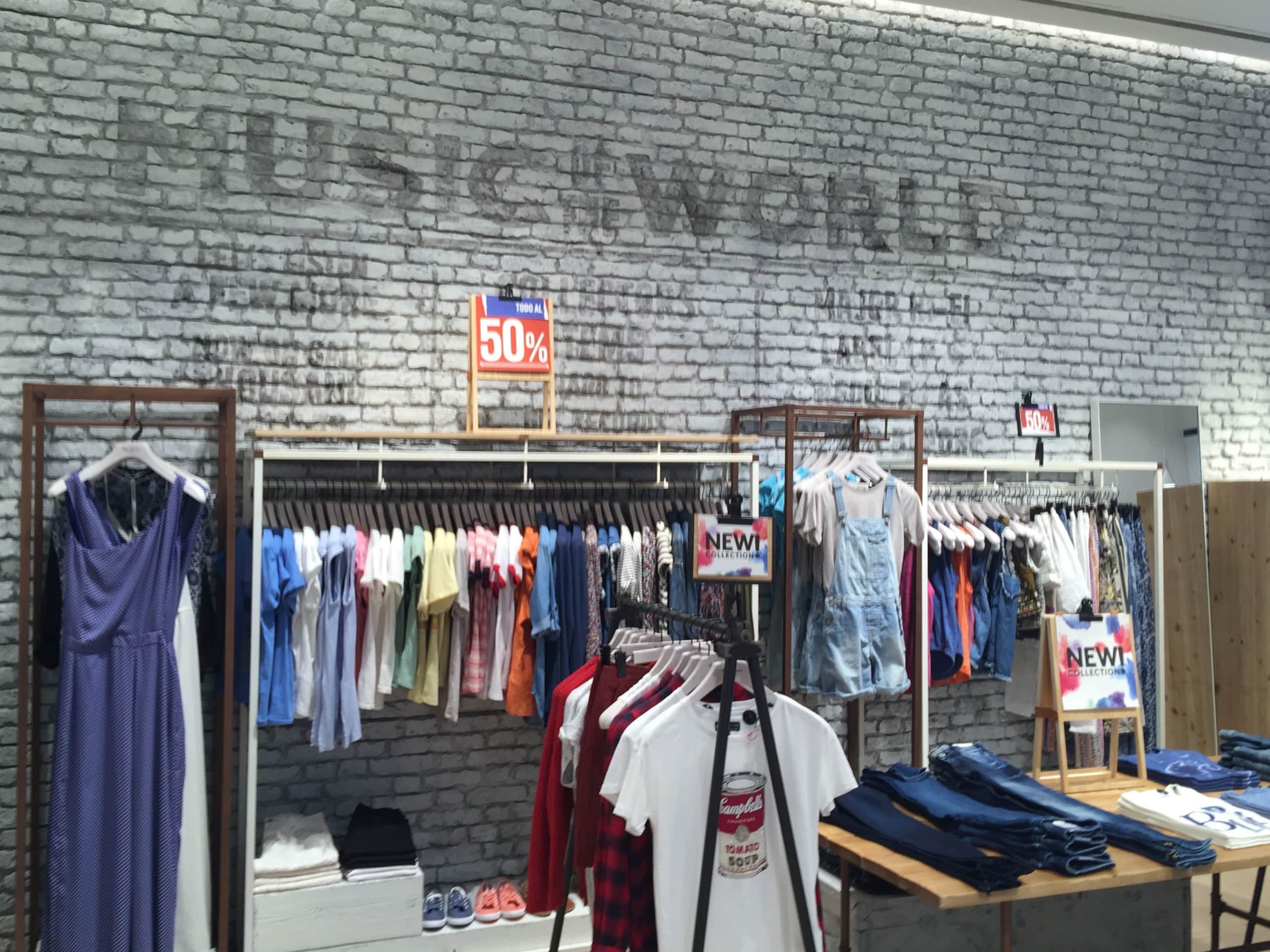 paneles que imitan ladrillo blanco en una tienda